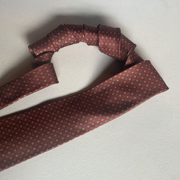Vintage Eaton’s silk tie in a traditional Foulard pattern - Picture 6 of 8